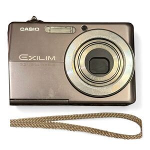 Casio Exilim EX-Z700 Digital Camera 7.2 Megapixel W/Docking Station Zoom